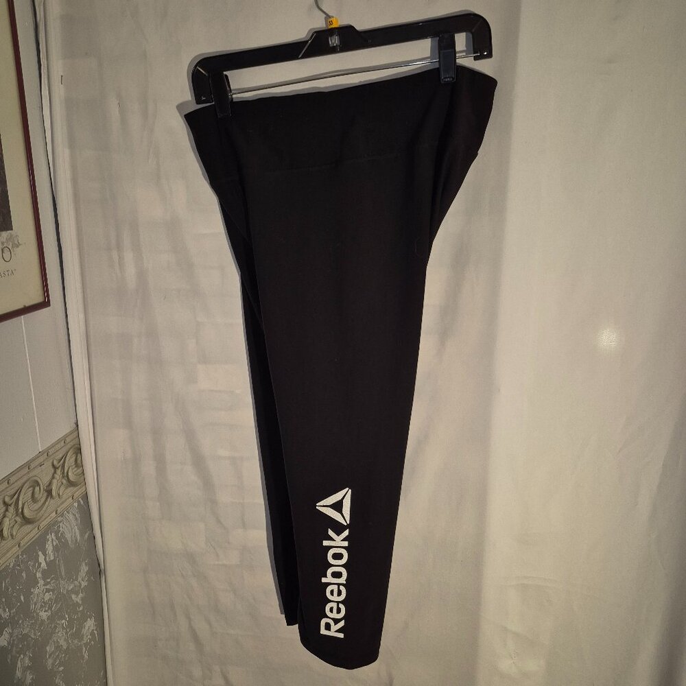 Reebok Black cropped workout pants in size small. 28" waist